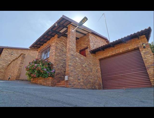 2 BEDROOM TOWNHOUSE FOR SALE IN GLENVISTA